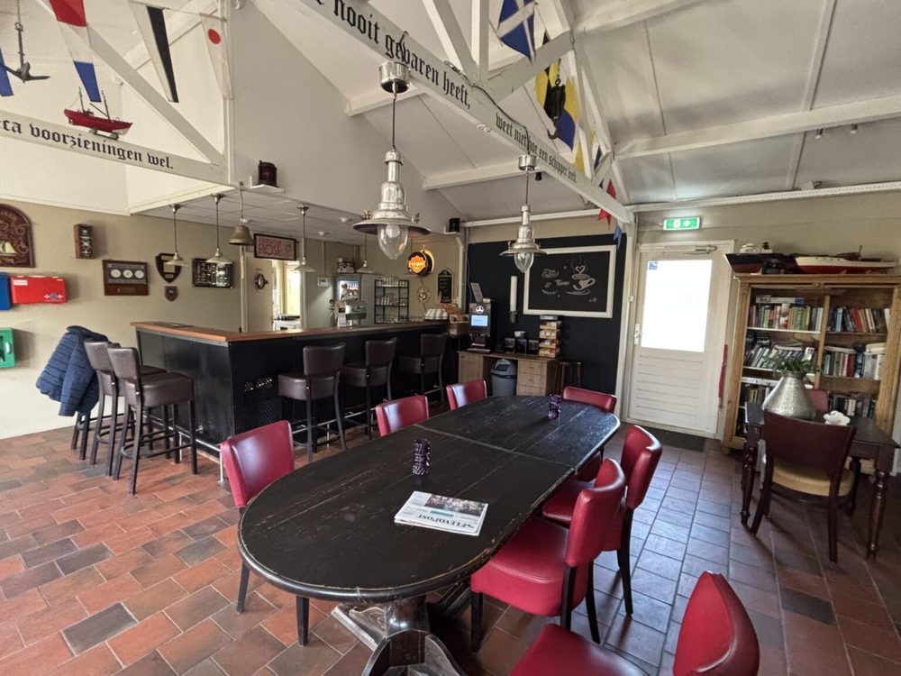 Binnen in De Kajuit, met de bar en het zitgedeelte