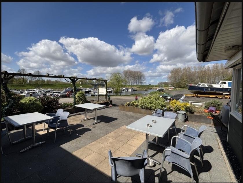 Terras van De Kajuit, met uitzicht over het water
